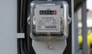 Doc. Ilustrasi meteran listrik pada instalasi pelanggan. Warga Kecamatan Bayung Lencir mengeluhkan seringnya pemadaman listrik dan ketidakstabilan tegangan yang diduga menyebabkan kerusakan peralatan elektronik, terganggunya alat kesehatan, serta distribusi air bersih di sejumlah wilayah. (Foto: Ilustrasi)