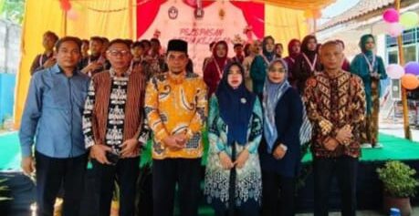 Doc. Siswa Kelas VI SD Negeri 03 Kendalsari berfoto bersama kepala sekolah, guru, dan wali murid setelah rangkaian kegiatan pelepasan yang menandai berakhirnya masa pendidikan dasar Tahun Ajaran 2025/2026.