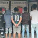 Doc. Sejumlah remaja yang diamankan terkait dugaan keterlibatan dalam aksi tawuran di kawasan Gang Hariti, Jalan Tembus Mantuil, Kecamatan Banjarmasin Selatan, menjalani proses pendataan dan pembinaan oleh pihak kepolisian. Pengambilan gambar dilakukan dari arah belakang untuk melindungi identitas yang bersangkutan.