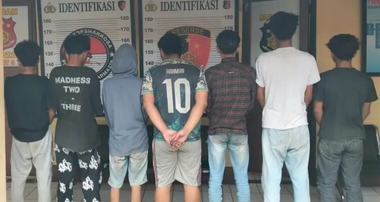 Doc. Sejumlah remaja yang diamankan terkait dugaan keterlibatan dalam aksi tawuran di kawasan Gang Hariti, Jalan Tembus Mantuil, Kecamatan Banjarmasin Selatan, menjalani proses pendataan dan pembinaan oleh pihak kepolisian. Pengambilan gambar dilakukan dari arah belakang untuk melindungi identitas yang bersangkutan.