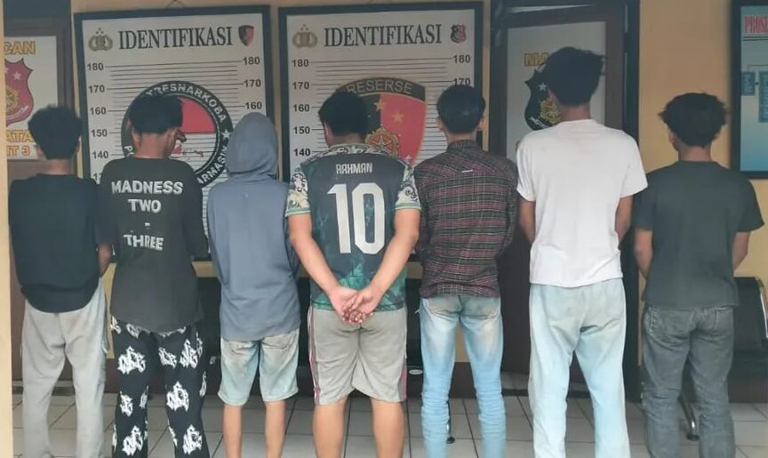Doc. Sejumlah remaja yang diamankan terkait dugaan keterlibatan dalam aksi tawuran di kawasan Gang Hariti, Jalan Tembus Mantuil, Kecamatan Banjarmasin Selatan, menjalani proses pendataan dan pembinaan oleh pihak kepolisian. Pengambilan gambar dilakukan dari arah belakang untuk melindungi identitas yang bersangkutan.