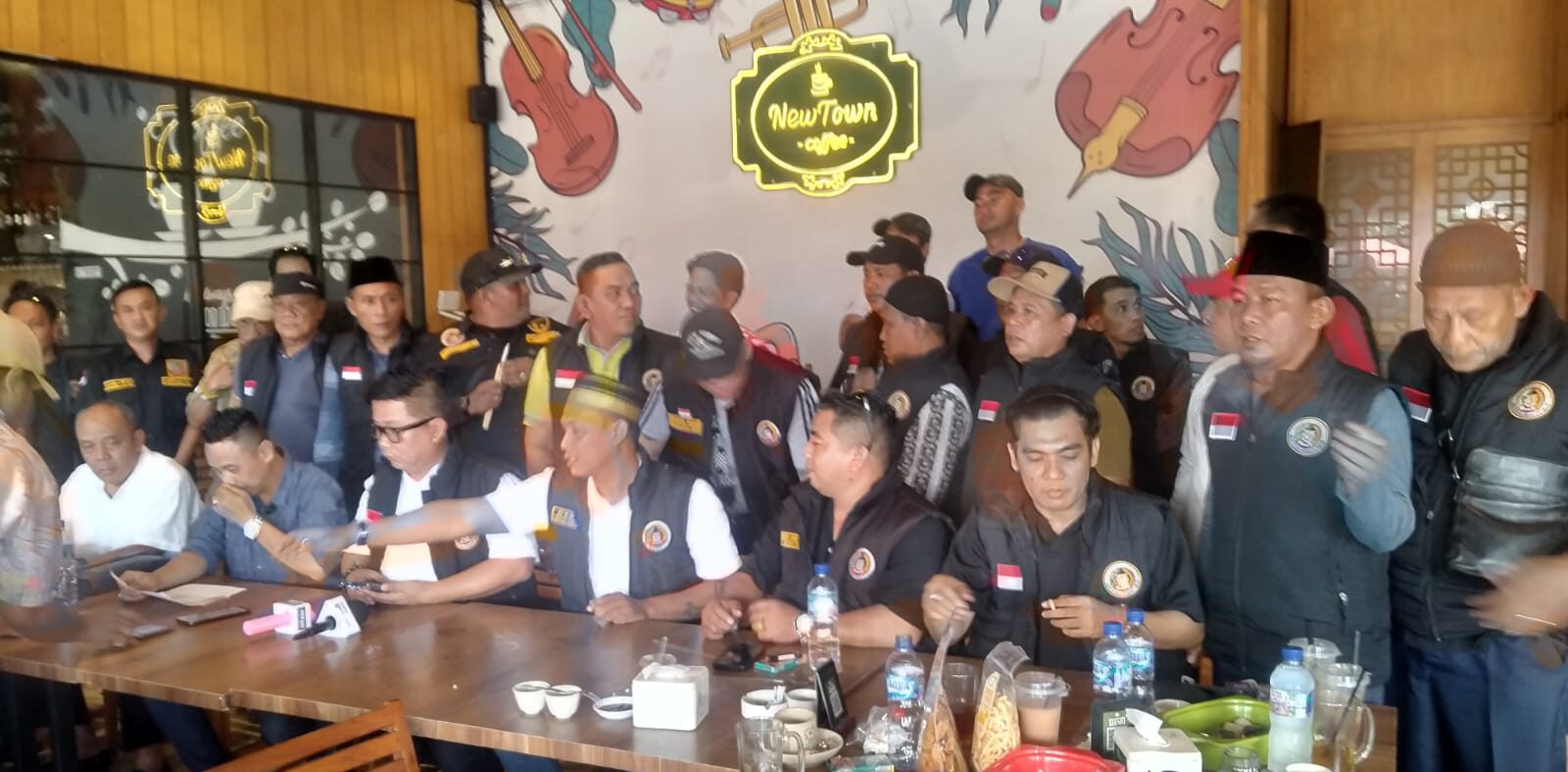 Doc. Kuasa hukum Junaidi, Ajun Benny Murdani, S.H., M.H., memberikan keterangan kepada awak media dalam konferensi pers di Palembang, Sabtu, 6 Juni 2026, terkait klarifikasi atas video yang viral di media sosial dan penjelasan kronologi peristiwa menurut versi kliennya. Catatan: Keterangan dalam konferensi pers merupakan pernyataan dari pihak kuasa hukum dan belum merupakan fakta hukum yang telah diputus oleh pengadilan. Seluruh pihak tetap memiliki hak atas asas praduga tak bersalah.