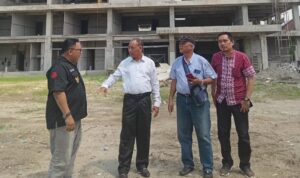 Universitas Batutta Medan Pindahkan Aktivitas Kampus ke Gedung Baru di Jalan Sei Batang Hari Doc. Pihak Universitas Batutta Medan bersama perwakilan yayasan dan tim pelaksana pembangunan meninjau langsung lokasi pembangunan kampus baru di Jalan Sei Batang Hari Medan. Kunjungan tersebut dilakukan untuk memastikan progres pekerjaan sesuai dengan rencana pengembangan fasilitas pendidikan yang tengah berjalan.
