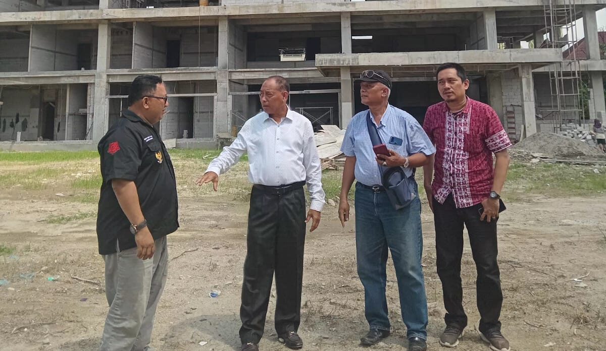 Doc. Pihak Universitas Batutta Medan bersama perwakilan yayasan dan tim pelaksana pembangunan meninjau langsung lokasi pembangunan kampus baru di Jalan Sei Batang Hari Medan. Kunjungan tersebut dilakukan untuk memastikan progres pekerjaan sesuai dengan rencana pengembangan fasilitas pendidikan yang tengah berjalan.