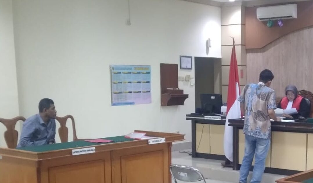 Doc. Ruang sidang Pengadilan Hubungan Industrial (PHI) pada Pengadilan Negeri Banjarmasin yang menjadi tempat berlangsungnya persidangan perkara sengketa ketenagakerjaan antara mantan awak kapal dan PT Patria Maritim Lines, di mana majelis hakim membacakan putusan terkait status hubungan kerja dan hak-hak normatif pekerja.