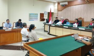 Mantan Dosen Menang di PHI Banjarmasin, Yayasan Pendidikan Tempuh Upaya Kasasi Doc. Suasana persidangan perkara perselisihan hubungan industrial antara dua mantan dosen dan Yayasan Pendidikan Bunga Kalimantan Politeknik Indonesia Banjarmasin di Pengadilan Hubungan Industrial pada Pengadilan Negeri Banjarmasin.