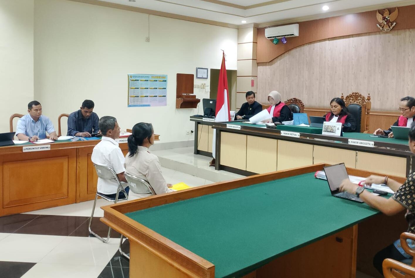 Doc. Suasana persidangan perkara perselisihan hubungan industrial antara dua mantan dosen dan Yayasan Pendidikan Bunga Kalimantan Politeknik Indonesia Banjarmasin di Pengadilan Hubungan Industrial pada Pengadilan Negeri Banjarmasin.
