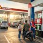 Doc. Ilustrasi pelayanan di salah satu SPBU Pertamina. Pemerintah bersiap menerapkan kebijakan wajib campur etanol 5 persen (B5) pada bensin non-subsidi mulai Juli 2026 sebagai langkah nyata transisi energi hijau dan penguatan ketahanan energi nasional.