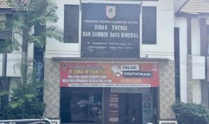 Dugaan Pemerasan IUP di Tabalong, Penyidik Kejari Lakukan Penggeledahan di Kantor ESDM Kalsel Doc. Kantor Dinas Energi dan Sumber Daya Mineral (ESDM) Kalimantan Selatan di Banjarbaru yang menjadi lokasi penggeledahan penyidik Kejaksaan Negeri Tabalong dalam rangka penyidikan dugaan pemerasan pada proses penerbitan Izin Usaha Pertambangan (IUP) di Kabupaten Tabalong.