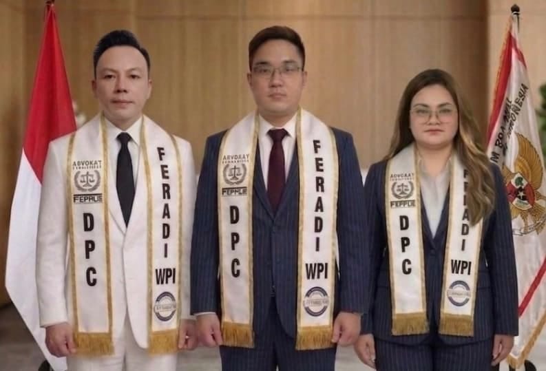 Doc. Ketua DPC FERADI WPI Kabupaten Cilacap, Jonathan GYB, C.PFW., C.MDF., C.JKJ., C.FTAX., bersama Wakil Ketua DPC David Agus Winoto, S.H., C.PFW., C.MDF., C.JKJ., C.FTAX., serta salah satu Bendahara DPC FERADI WPI Kabupaten Cilacap, Ibu Dian Cahyaningsih, saat prosesi pelantikan dan pengukuhan pengurus DPC FERADI WPI Kabupaten Cilacap periode 2026–2031 di Cilacap.