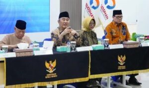 Doc. Ketua Majelis Etik Ombudsman RI, Prof. Dr. Jimly Asshiddiqie, menyampaikan keterangan kepada awak media terkait hasil pemeriksaan etik yang mengungkap adanya arahan internal pada masa kepemimpinan mantan Ketua Ombudsman berinisial HS mengenai pengawasan Program Makan Bergizi Gratis (MBG), dalam konferensi pers di Jakarta, Senin (8/6/2026).