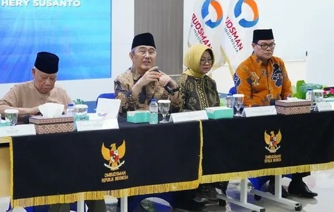 Doc. Ketua Majelis Etik Ombudsman RI, Prof. Dr. Jimly Asshiddiqie, menyampaikan keterangan kepada awak media terkait hasil pemeriksaan etik yang mengungkap adanya arahan internal pada masa kepemimpinan mantan Ketua Ombudsman berinisial HS mengenai pengawasan Program Makan Bergizi Gratis (MBG), dalam konferensi pers di Jakarta, Senin (8/6/2026).