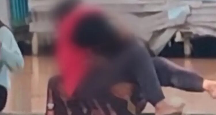 Doc. Tangkapan layar dari video yang beredar di media sosial yang memperlihatkan dua orang di area publik kawasan Jalan H. Zafri Zam Zam, Kecamatan Banjarmasin Tengah, Kota Banjarmasin. Bagian wajah dan detail tertentu dalam gambar telah diburamkan (blur) untuk menjaga privasi serta menghindari penyebutan atau identifikasi langsung terhadap pihak yang terekam dalam video, sesuai dengan prinsip kehati-hatian dalam pemberitaan dan kode etik jurnalistik.