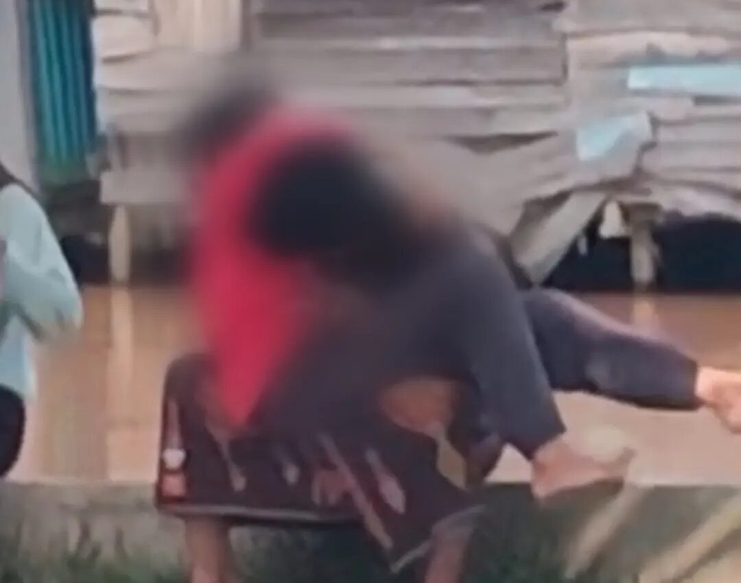 Doc. Tangkapan layar dari video yang beredar di media sosial yang memperlihatkan dua orang di area publik kawasan Jalan H. Zafri Zam Zam, Kecamatan Banjarmasin Tengah, Kota Banjarmasin. Bagian wajah dan detail tertentu dalam gambar telah diburamkan (blur) untuk menjaga privasi serta menghindari penyebutan atau identifikasi langsung terhadap pihak yang terekam dalam video, sesuai dengan prinsip kehati-hatian dalam pemberitaan dan kode etik jurnalistik.