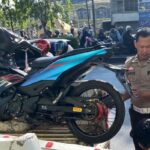 Doc. Petugas kepolisian mengangkut salah satu sepeda motor yang diamankan dalam penertiban dugaan balap liar di kawasan Jalan Ahmad Yani KM 5, Kota Banjarmasin, Selasa (9/6/2026). Kendaraan tersebut dibawa menggunakan kendaraan dinas untuk menjalani pemeriksaan lebih lanjut terkait dugaan pelanggaran lalu lintas.