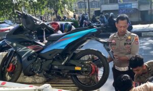 Diduga Balap Liar di KM 5 Banjarmasin, Sejumlah Sepeda Motor Diamankan Petugas Doc. Petugas kepolisian mengangkut salah satu sepeda motor yang diamankan dalam penertiban dugaan balap liar di kawasan Jalan Ahmad Yani KM 5, Kota Banjarmasin, Selasa (9/6/2026). Kendaraan tersebut dibawa menggunakan kendaraan dinas untuk menjalani pemeriksaan lebih lanjut terkait dugaan pelanggaran lalu lintas.