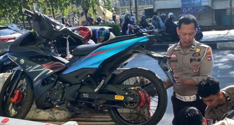 Doc. Petugas kepolisian mengangkut salah satu sepeda motor yang diamankan dalam penertiban dugaan balap liar di kawasan Jalan Ahmad Yani KM 5, Kota Banjarmasin, Selasa (9/6/2026). Kendaraan tersebut dibawa menggunakan kendaraan dinas untuk menjalani pemeriksaan lebih lanjut terkait dugaan pelanggaran lalu lintas.
