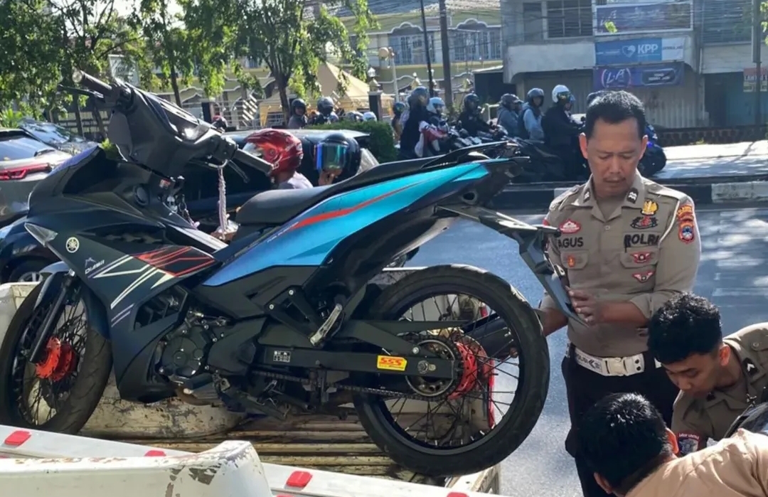 Doc. Petugas kepolisian mengangkut salah satu sepeda motor yang diamankan dalam penertiban dugaan balap liar di kawasan Jalan Ahmad Yani KM 5, Kota Banjarmasin, Selasa (9/6/2026). Kendaraan tersebut dibawa menggunakan kendaraan dinas untuk menjalani pemeriksaan lebih lanjut terkait dugaan pelanggaran lalu lintas.