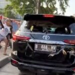 Doc. Tangkapan layar video yang beredar di media sosial memperlihatkan sebuah kendaraan Toyota Fortuner di kawasan Jalan K.H. Mas Mansur, Tanah Abang, Jakarta Pusat, Sabtu (6/6/2026). Kendaraan tersebut menjadi sorotan publik setelah terlibat dalam insiden yang berujung pada aksi pengerusakan oleh sejumlah warga. Polisi menyatakan peristiwa tersebut masih dalam penanganan dan hasil penyelidikan menyebut tidak ditemukan unsur tabrak lari sebagaimana dugaan awal yang sempat beredar.