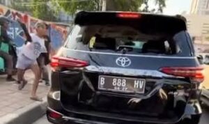 Doc. Tangkapan layar video yang beredar di media sosial memperlihatkan sebuah kendaraan Toyota Fortuner di kawasan Jalan K.H. Mas Mansur, Tanah Abang, Jakarta Pusat, Sabtu (6/6/2026). Kendaraan tersebut menjadi sorotan publik setelah terlibat dalam insiden yang berujung pada aksi pengerusakan oleh sejumlah warga. Polisi menyatakan peristiwa tersebut masih dalam penanganan dan hasil penyelidikan menyebut tidak ditemukan unsur tabrak lari sebagaimana dugaan awal yang sempat beredar.