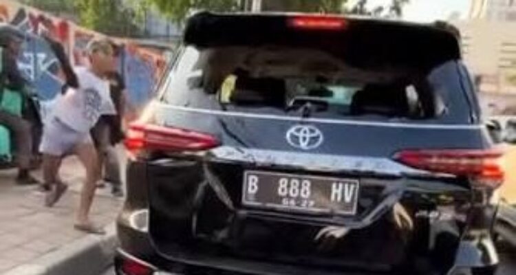 Doc. Tangkapan layar video yang beredar di media sosial memperlihatkan sebuah kendaraan Toyota Fortuner di kawasan Jalan K.H. Mas Mansur, Tanah Abang, Jakarta Pusat, Sabtu (6/6/2026). Kendaraan tersebut menjadi sorotan publik setelah terlibat dalam insiden yang berujung pada aksi pengerusakan oleh sejumlah warga. Polisi menyatakan peristiwa tersebut masih dalam penanganan dan hasil penyelidikan menyebut tidak ditemukan unsur tabrak lari sebagaimana dugaan awal yang sempat beredar.