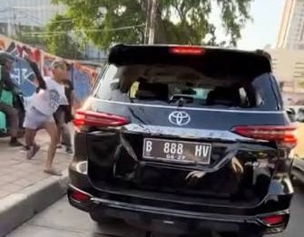 Doc. Tangkapan layar video yang beredar di media sosial memperlihatkan sebuah kendaraan Toyota Fortuner di kawasan Jalan K.H. Mas Mansur, Tanah Abang, Jakarta Pusat, Sabtu (6/6/2026). Kendaraan tersebut menjadi sorotan publik setelah terlibat dalam insiden yang berujung pada aksi pengerusakan oleh sejumlah warga. Polisi menyatakan peristiwa tersebut masih dalam penanganan dan hasil penyelidikan menyebut tidak ditemukan unsur tabrak lari sebagaimana dugaan awal yang sempat beredar.