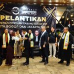 Doc. Wakil Ketua Umum FERADI WPI, Harriani Bianca Daryana, S.H., CPL., C.PFW., C.MDF., C.JKJ., C.FTAX., memasangkan slempang kepengurusan kepada Ketua DPC FERADI WPI Jakarta Timur terpilih, Zainil Yasni, C.PFW., C.MDF., C.FTAX., dalam prosesi pelantikan pengurus DPC FERADI WPI Jakarta Timur masa bakti 2026–2031, Rabu (10/6/2026).