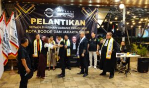 Pengurus DPC FERADI WPI Jakarta Timur Masa Bakti 2026–2031 Resmi Dilantik, Zainil Yasni Jabat Ketua Doc. Wakil Ketua Umum FERADI WPI, Harriani Bianca Daryana, S.H., CPL., C.PFW., C.MDF., C.JKJ., C.FTAX., memasangkan slempang kepengurusan kepada Ketua DPC FERADI WPI Jakarta Timur terpilih, Zainil Yasni, C.PFW., C.MDF., C.FTAX., dalam prosesi pelantikan pengurus DPC FERADI WPI Jakarta Timur masa bakti 2026–2031, Rabu (10/6/2026).