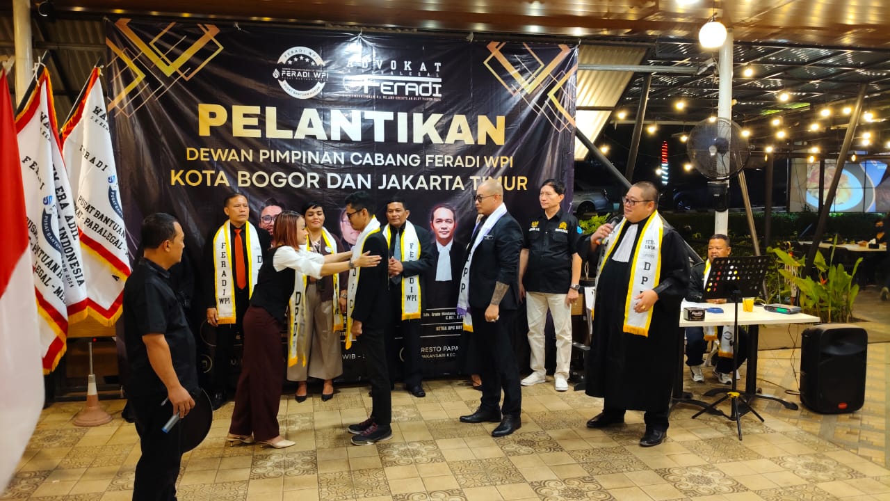 Doc. Wakil Ketua Umum FERADI WPI, Harriani Bianca Daryana, S.H., CPL., C.PFW., C.MDF., C.JKJ., C.FTAX., memasangkan slempang kepengurusan kepada Ketua DPC FERADI WPI Jakarta Timur terpilih, Zainil Yasni, C.PFW., C.MDF., C.FTAX., dalam prosesi pelantikan pengurus DPC FERADI WPI Jakarta Timur masa bakti 2026–2031, Rabu (10/6/2026).