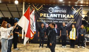 Ketua Umum FERADI WPI Lantik Pengurus DPC Kota Bogor, Erwin Maulana Jabat Ketua Doc. Ketua DPC FERADI WPI Kota Bogor terlantik, Adv. Erwin Maulana, S.H., mengikuti prosesi penghormatan kepada Bendera Merah Putih dalam rangkaian pelantikan pengurus DPC FERADI WPI Kota Bogor masa bakti 2026–2031, Rabu (10/6/2026).