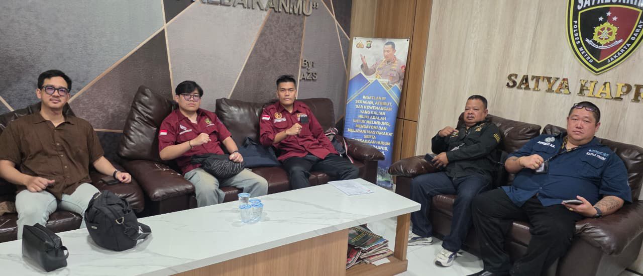 Doc. Tim kuasa hukum bersama saksi terlapor berada di lingkungan Polres Metro Jakarta Barat dalam rangka pendampingan selama proses pemeriksaan yang sedang berlangsung, Kamis (11/6/2026). Pendampingan dilakukan untuk memastikan terpenuhinya hak-hak hukum serta kelancaran proses pemeriksaan sesuai ketentuan yang berlaku.