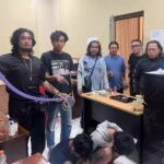 Doc. Suasana di Polresta Banjarmasin saat petugas menunjukkan barang bukti senjata tajam yang diamankan dalam penanganan kasus dua ABH yang diduga membawa celurit di kawasan Pasar Lama, Banjarmasin Tengah, Rabu (10/6/2026).