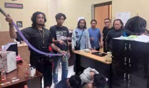Doc. Suasana di Polresta Banjarmasin saat petugas menunjukkan barang bukti senjata tajam yang diamankan dalam penanganan kasus dua ABH yang diduga membawa celurit di kawasan Pasar Lama, Banjarmasin Tengah, Rabu (10/6/2026).