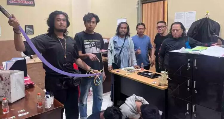 Doc. Suasana di Polresta Banjarmasin saat petugas menunjukkan barang bukti senjata tajam yang diamankan dalam penanganan kasus dua ABH yang diduga membawa celurit di kawasan Pasar Lama, Banjarmasin Tengah, Rabu (10/6/2026).