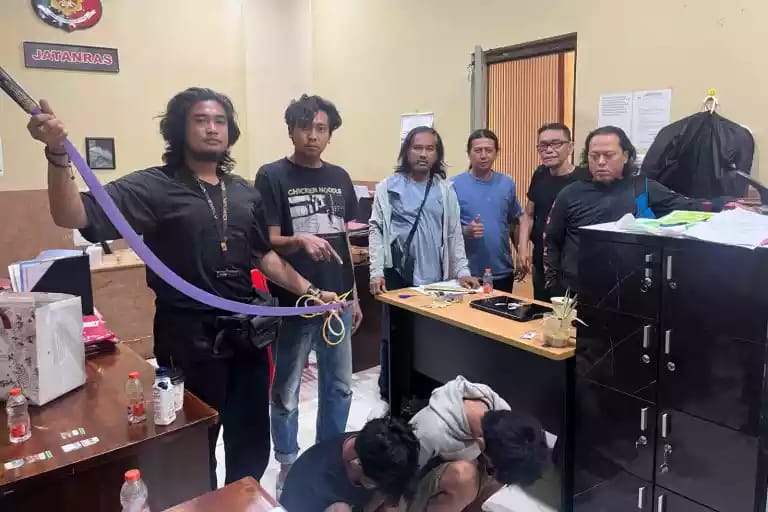 Doc. Suasana di Polresta Banjarmasin saat petugas menunjukkan barang bukti senjata tajam yang diamankan dalam penanganan kasus dua ABH yang diduga membawa celurit di kawasan Pasar Lama, Banjarmasin Tengah, Rabu (10/6/2026).