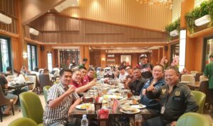 Doc. Ketua Umum FERADI WPI, Adv. Donny Andretti, S.H., S.Kom., M.Kom., C.Md., C.MDF., C.PFW., C.JKJ., C.FTAX., berbincang bersama Hendra Warsito dan Ass. Adv. Yoshua Rivaldo, S.K.M., C.MDF., C.PFW., C.JKJ., di sela agenda makan siang di Jakarta, Kamis (11/6/2026). Pertemuan tersebut menjadi ajang silaturahmi sekaligus diskusi mengenai penguatan sinergi antara advokat, media, dan masyarakat.