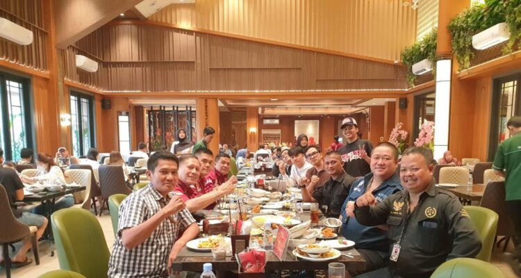 Doc. Ketua Umum FERADI WPI, Adv. Donny Andretti, S.H., S.Kom., M.Kom., C.Md., C.MDF., C.PFW., C.JKJ., C.FTAX., berbincang bersama Hendra Warsito dan Ass. Adv. Yoshua Rivaldo, S.K.M., C.MDF., C.PFW., C.JKJ., di sela agenda makan siang di Jakarta, Kamis (11/6/2026). Pertemuan tersebut menjadi ajang silaturahmi sekaligus diskusi mengenai penguatan sinergi antara advokat, media, dan masyarakat.
