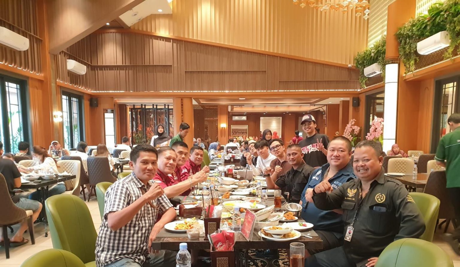 Doc. Ketua Umum FERADI WPI, Adv. Donny Andretti, S.H., S.Kom., M.Kom., C.Md., C.MDF., C.PFW., C.JKJ., C.FTAX., berbincang bersama Hendra Warsito dan Ass. Adv. Yoshua Rivaldo, S.K.M., C.MDF., C.PFW., C.JKJ., di sela agenda makan siang di Jakarta, Kamis (11/6/2026). Pertemuan tersebut menjadi ajang silaturahmi sekaligus diskusi mengenai penguatan sinergi antara advokat, media, dan masyarakat.