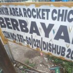Doc. Plang informasi parkir berbayar yang terpasang di area parkir salah satu gerai Rocket Chicken di Jalan Sultan Adam, Banjarmasin. Keberadaan dan penerapan tarif parkir di lokasi tersebut menjadi perhatian sejumlah warga yang meminta kejelasan terkait mekanisme pengelolaan parkir.