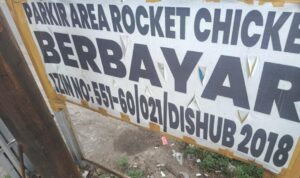 Doc. Plang informasi parkir berbayar yang terpasang di area parkir salah satu gerai Rocket Chicken di Jalan Sultan Adam, Banjarmasin. Keberadaan dan penerapan tarif parkir di lokasi tersebut menjadi perhatian sejumlah warga yang meminta kejelasan terkait mekanisme pengelolaan parkir.