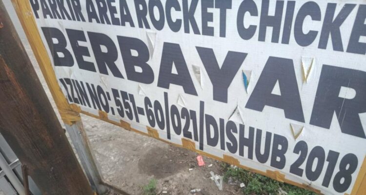 Doc. Plang informasi parkir berbayar yang terpasang di area parkir salah satu gerai Rocket Chicken di Jalan Sultan Adam, Banjarmasin. Keberadaan dan penerapan tarif parkir di lokasi tersebut menjadi perhatian sejumlah warga yang meminta kejelasan terkait mekanisme pengelolaan parkir.