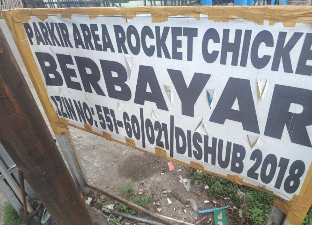Doc. Plang informasi parkir berbayar yang terpasang di area parkir salah satu gerai Rocket Chicken di Jalan Sultan Adam, Banjarmasin. Keberadaan dan penerapan tarif parkir di lokasi tersebut menjadi perhatian sejumlah warga yang meminta kejelasan terkait mekanisme pengelolaan parkir.