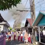 Doc. Kepulan asap terlihat membumbung dari lokasi kebakaran di kawasan Gang Family, Jalan Teluk Tiram, Kelurahan Teluk Tiram, Kecamatan Banjarmasin Barat, Kota Banjarmasin, Jumat (12/6/2026). Warga yang melihat kejadian segera melaporkan peristiwa tersebut sehingga proses penanganan dapat dilakukan dengan cepat oleh relawan dan petugas pemadam kebakaran.