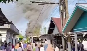 Kebakaran di Gang Family Teluk Tiram, Warga dan Relawan Bergerak Cepat Lakukan Pemadaman Doc. Kepulan asap terlihat membumbung dari lokasi kebakaran di kawasan Gang Family, Jalan Teluk Tiram, Kelurahan Teluk Tiram, Kecamatan Banjarmasin Barat, Kota Banjarmasin, Jumat (12/6/2026). Warga yang melihat kejadian segera melaporkan peristiwa tersebut sehingga proses penanganan dapat dilakukan dengan cepat oleh relawan dan petugas pemadam kebakaran.