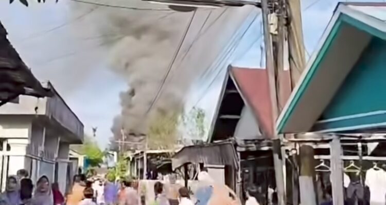 Doc. Kepulan asap terlihat membumbung dari lokasi kebakaran di kawasan Gang Family, Jalan Teluk Tiram, Kelurahan Teluk Tiram, Kecamatan Banjarmasin Barat, Kota Banjarmasin, Jumat (12/6/2026). Warga yang melihat kejadian segera melaporkan peristiwa tersebut sehingga proses penanganan dapat dilakukan dengan cepat oleh relawan dan petugas pemadam kebakaran.
