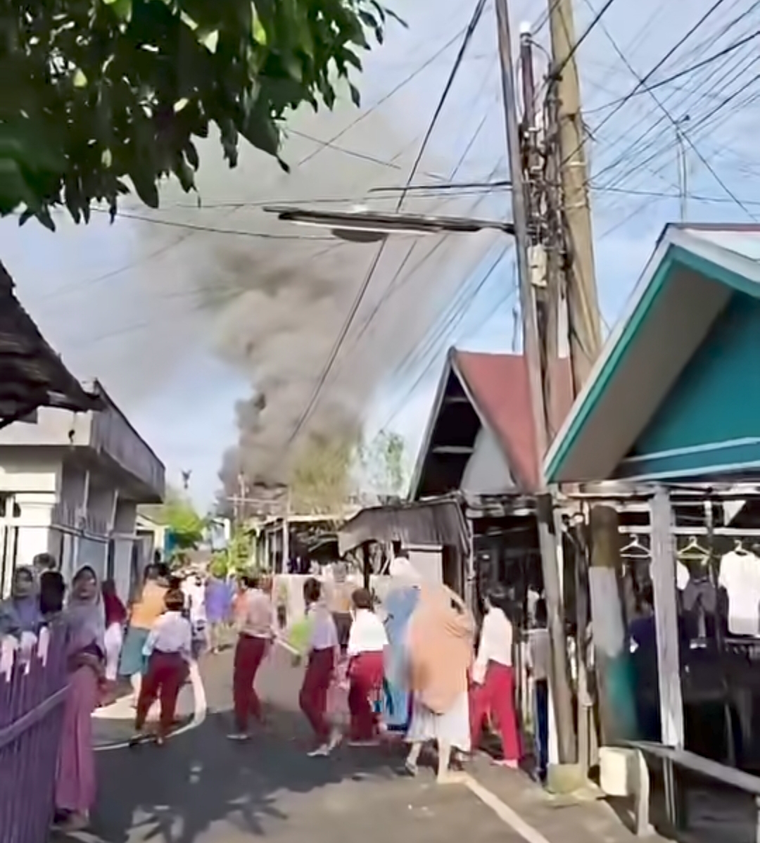 Doc. Kepulan asap terlihat membumbung dari lokasi kebakaran di kawasan Gang Family, Jalan Teluk Tiram, Kelurahan Teluk Tiram, Kecamatan Banjarmasin Barat, Kota Banjarmasin, Jumat (12/6/2026). Warga yang melihat kejadian segera melaporkan peristiwa tersebut sehingga proses penanganan dapat dilakukan dengan cepat oleh relawan dan petugas pemadam kebakaran.