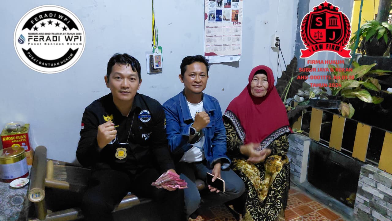 Sukindar, Ketua DPC dan PBH FERADI WPI Kota Semarang, menerima Ning Yetty saat konsultasi dan penyampaian pengaduan terkait sengketa rumah yang menjadi objek lelang di Kantor Hukum FERADI WPI DPC Kota Semarang, Jumat (12/6/2026). Pertemuan tersebut merupakan bagian dari proses pendampingan hukum dan pengumpulan keterangan awal sebelum upaya hukum lebih lanjut ditempuh.