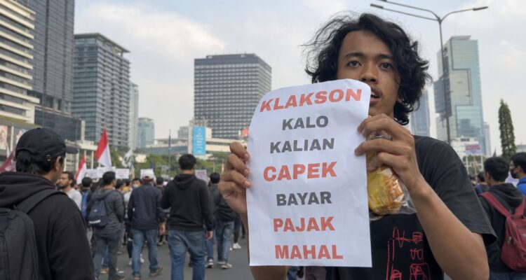 Doc. Para peserta aksi dari kalangan mahasiswa dan masyarakat menyampaikan aspirasi dalam demonstrasi di Jakarta, Jumat (12/6/2026). Aksi tersebut membawa sejumlah tuntutan terkait evaluasi kebijakan ekonomi, pengelolaan anggaran negara, stabilitas harga kebutuhan pokok, serta program-program pemerintah yang dinilai perlu mendapat perhatian dan kajian lebih lanjut.