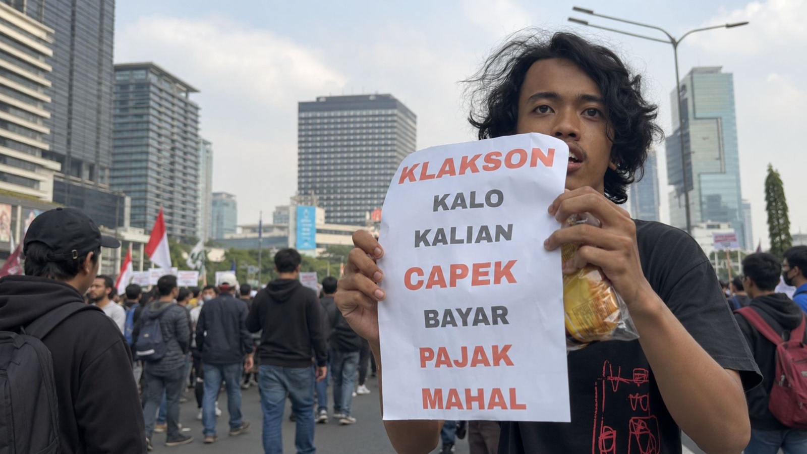 Doc. Para peserta aksi dari kalangan mahasiswa dan masyarakat menyampaikan aspirasi dalam demonstrasi di Jakarta, Jumat (12/6/2026). Aksi tersebut membawa sejumlah tuntutan terkait evaluasi kebijakan ekonomi, pengelolaan anggaran negara, stabilitas harga kebutuhan pokok, serta program-program pemerintah yang dinilai perlu mendapat perhatian dan kajian lebih lanjut.