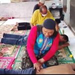 Doc. Terapis dari Komunitas Topung (Totok Punggung) Bogor Raya memberikan layanan terapi totok punggung kepada warga dalam kegiatan Bakti Sosial Pengobatan Tradisional yang digelar DPC FERADI WPI Kota Bogor di Kelurahan Tengah, Kecamatan Cibinong, Kabupaten Bogor, Sabtu (13/6/2026). Kegiatan ini bertujuan memberikan pelayanan kesehatan alternatif kepada masyarakat melalui metode stimulasi titik saraf pada area punggung.